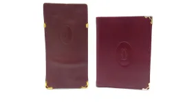 LOTE CARTERA MUST DE CARTIER + ESTUCHE PARA GAFAS EN CUERO BURDEOS CARTERA 