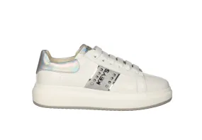 Sneaker Blanco Franja Lateral y Cuello Plata Piso Grueso
