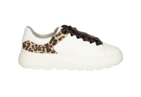 Sneaker Piel Blanco Penelope Cruz Trasera Animal Print Cinta Marron Plataforma