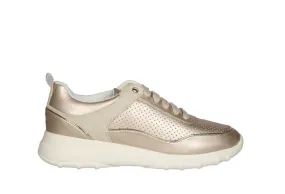 Sneaker Piel Dorado Pala y Laterales Picados Piso Blanco